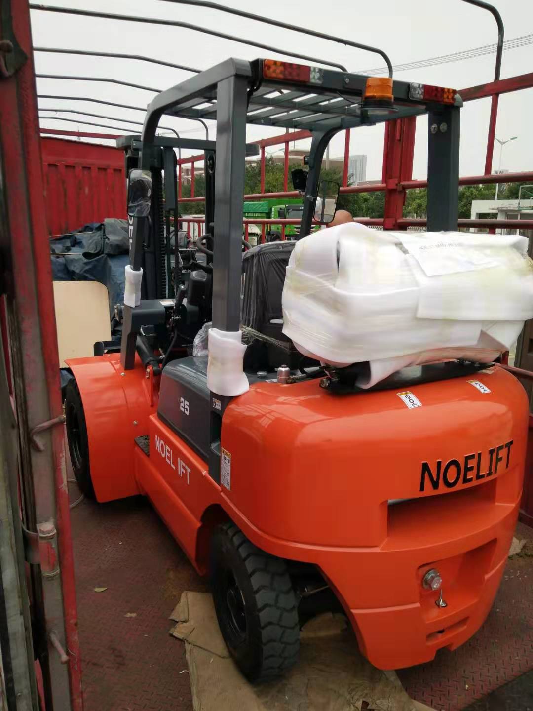 Forklift se pi bon yo achte nouvo oswa dezyèm men?